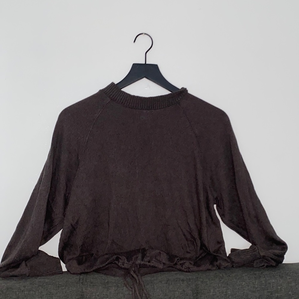 Cute sweater that tightens at the bottom
